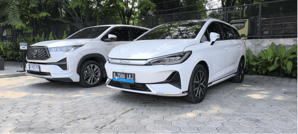Fitur-Fitur Penting Dalam Sebuah Mobil Keluarga, Mana Lebih Baik Antara Toyota Kijang Innova Zenix 2.0 Q HEV CVT TSS Modellista vs BYD M6 Superior?