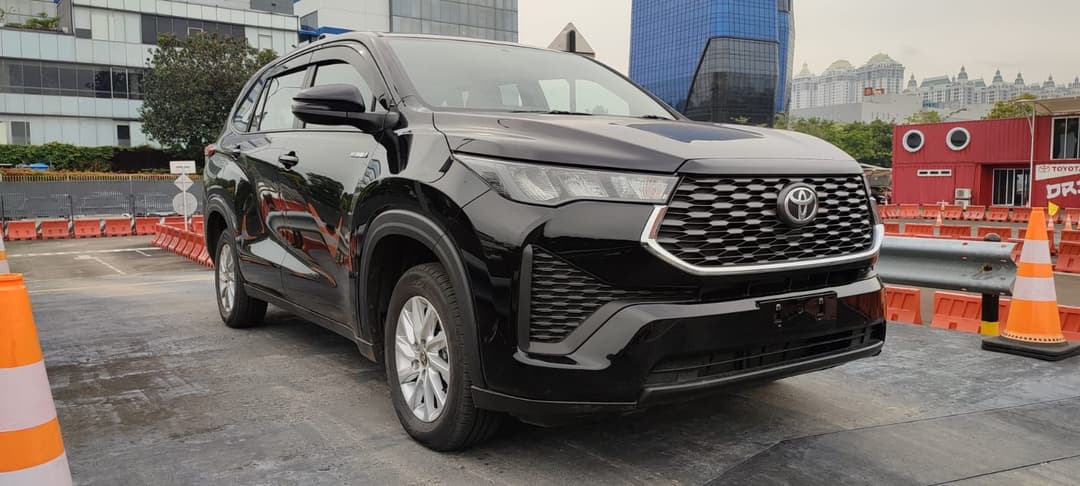 /uploads/Innova_Zenix_Black_07084aa18b.jpeg