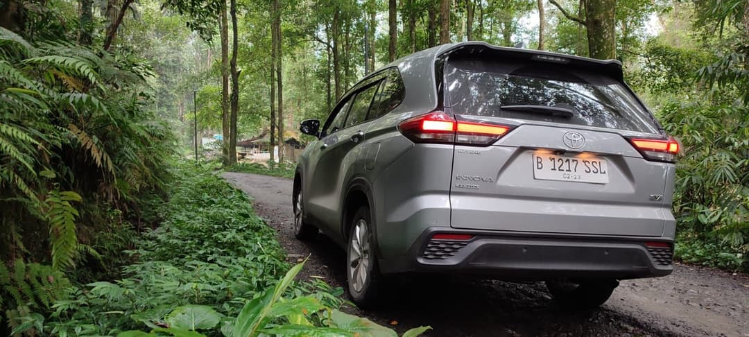 /uploads/Innova_Zenix_Rear_9a2b47817b.jpeg